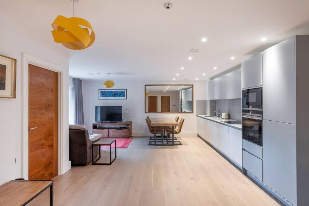Stylish 2 Bed 2 Bath In Highgate & Free Parking Apartment ลอนดอน ภายนอก รูปภาพ