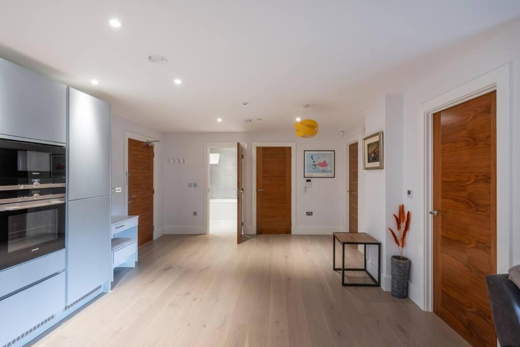 Stylish 2 Bed 2 Bath In Highgate & Free Parking Apartment ลอนดอน ภายนอก รูปภาพ